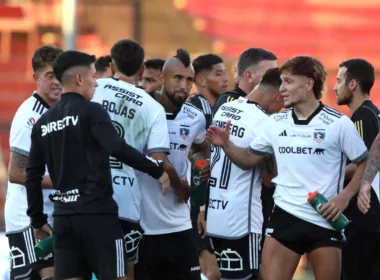 Jugadores de Colo-Colo saludándose tras el triunfo sobre Unión Española por la primera fecha del Campeonato Nacional 2024.