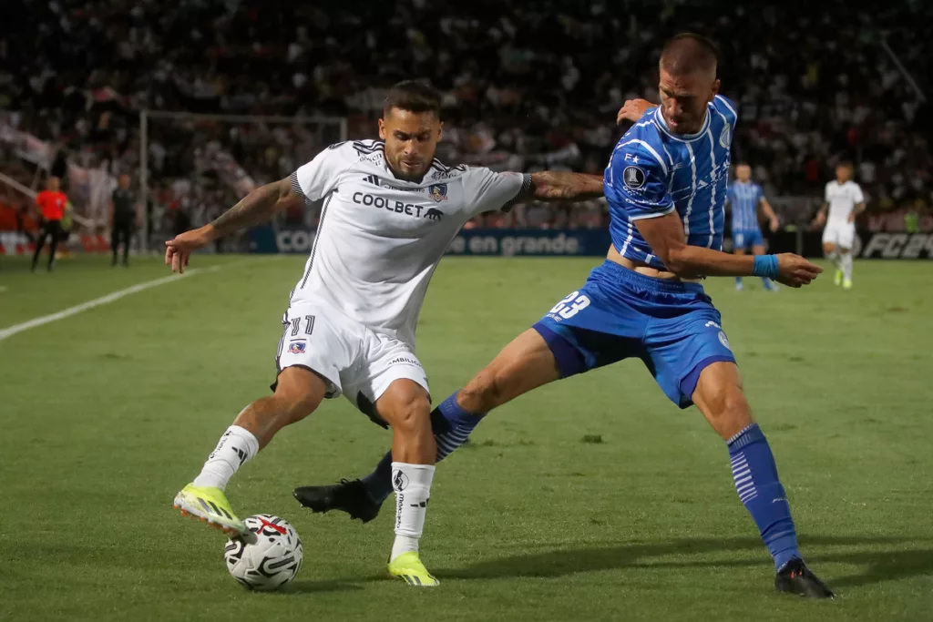 Marcos Bolados sufriendo la marca de un jugador de Godoy Cruz.