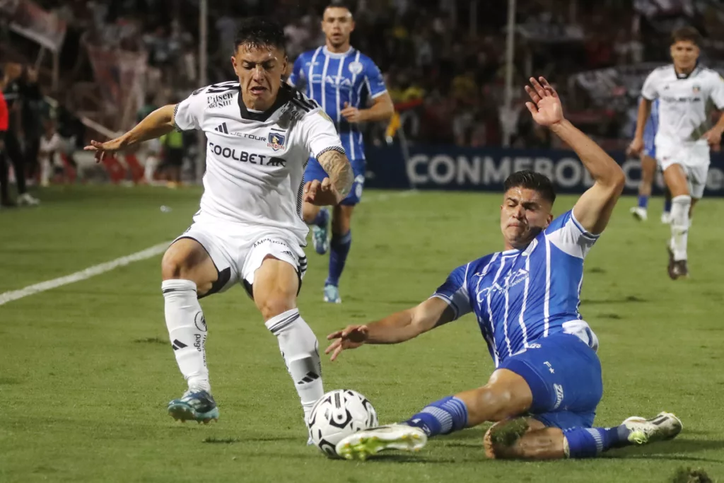 Cristián Zavala disputando un balón con Thomas Galdames.