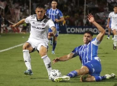 Cristián Zavala disputando un balón con Thomas Galdames.