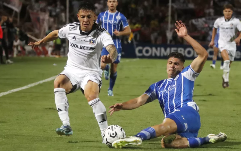 Cristián Zavala disputando un balón con Thomas Galdames.