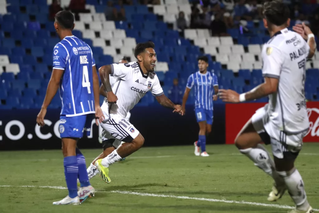 Marcos Bolados celebrando el gol de Colo-Colo ante Godoy Cruz.