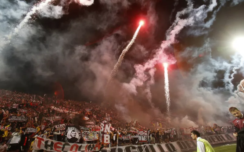 Hinchas de Colo-Colo en el Estadio Malvinas Argentinas por Copa Libertadores 2024.