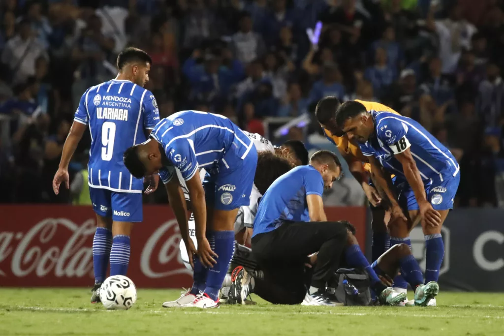 Jugadores de Godoy Cruz cabizbajos.