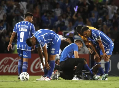 Jugadores de Godoy Cruz cabizbajos.