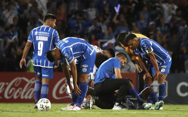 Jugadores de Godoy Cruz cabizbajos.