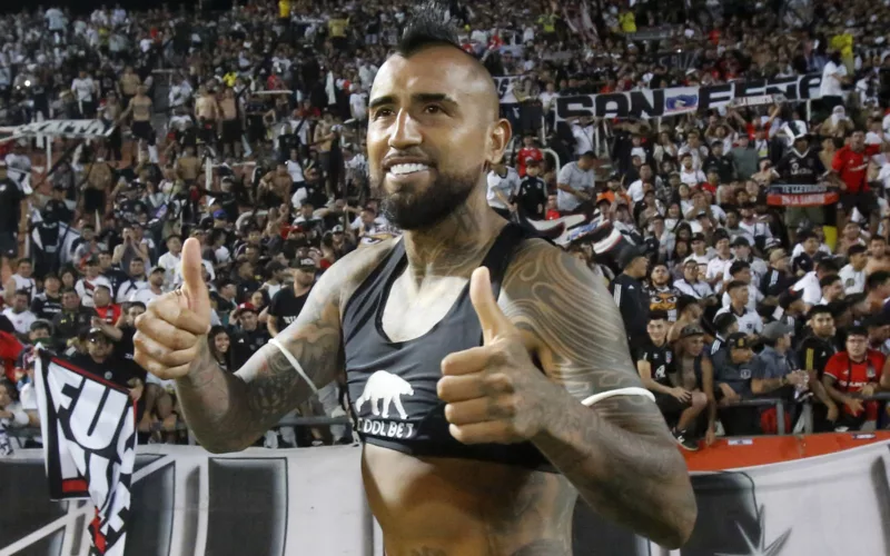 Arturo Vidal con los pulgares arriba.