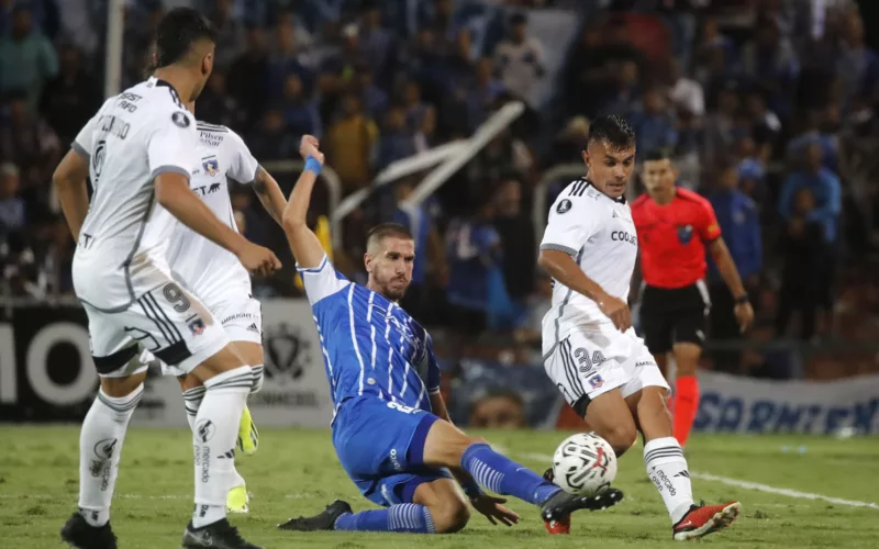 Jugador de Godoy Cruz peleando un balón con jugadores de Colo-Colo.