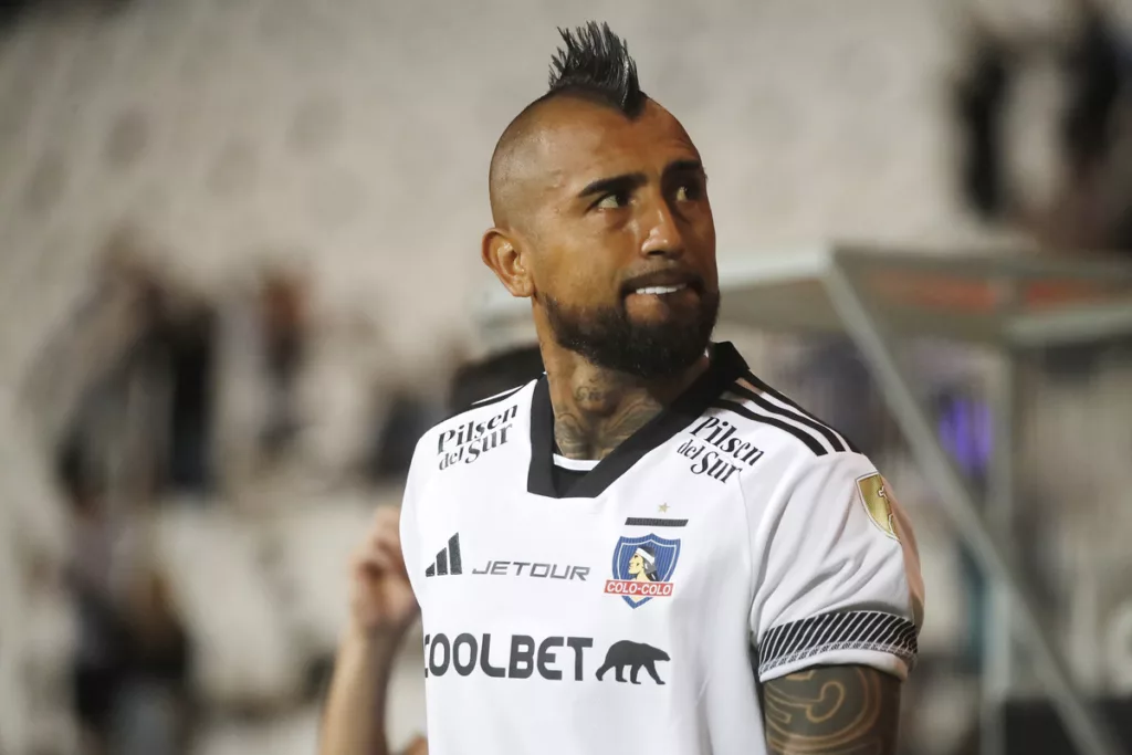 Primer plano de Arturo Vidal con la camiseta de Colo-Colo.