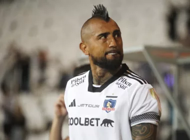 Primer plano de Arturo Vidal con la camiseta de Colo-Colo.