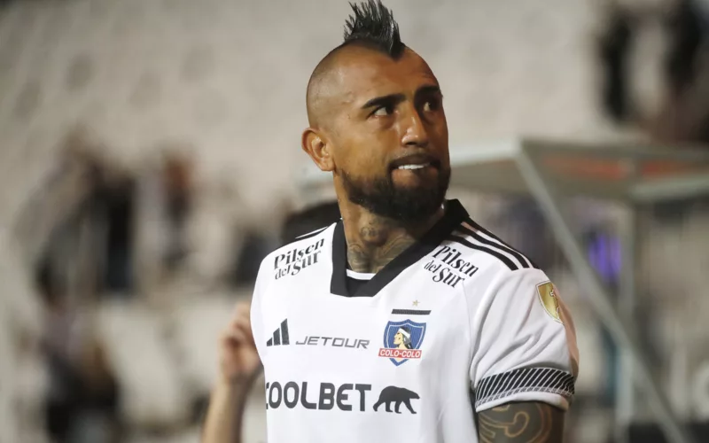 Primer plano de Arturo Vidal con la camiseta de Colo-Colo.