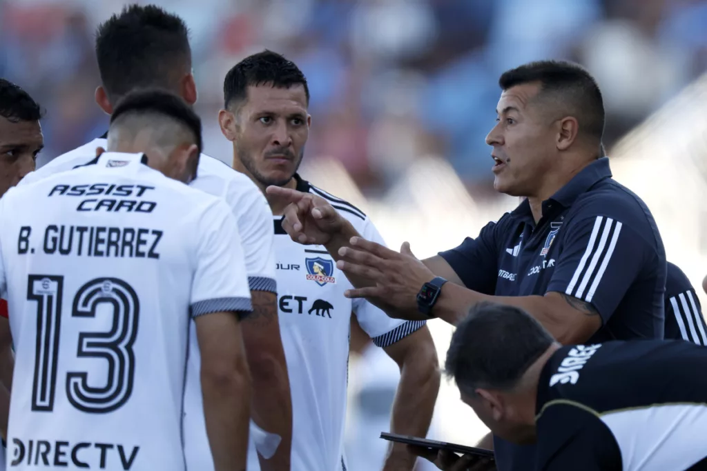 Jorge Almirón entregando instrucciones a los jugadores de Colo-Colo.