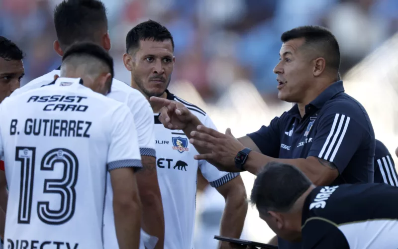 Jorge Almirón entregando instrucciones a los jugadores de Colo-Colo.