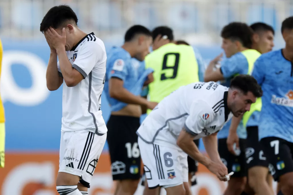 Jugador de Colo-Colo tomándose la cabeza.