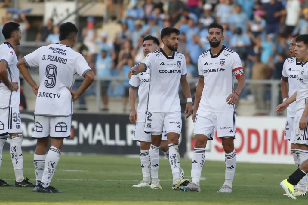 Jugadores de Colo-Colo en la cancha del Estadio El Teniente de Rancagua.