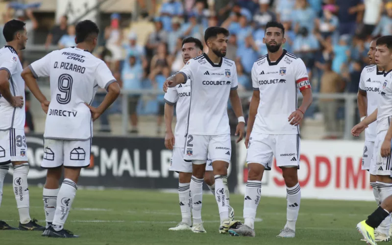 Jugadores de Colo-Colo en la cancha del Estadio El Teniente de Rancagua.