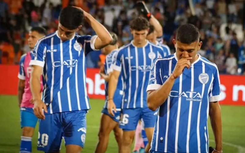 Jugadores de Godoy Cruz cabizbajos.