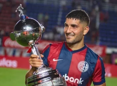 Nicolás Blandi levanta la Copa Libertadores de América con la camiseta de San Lorenzo de Almagro.