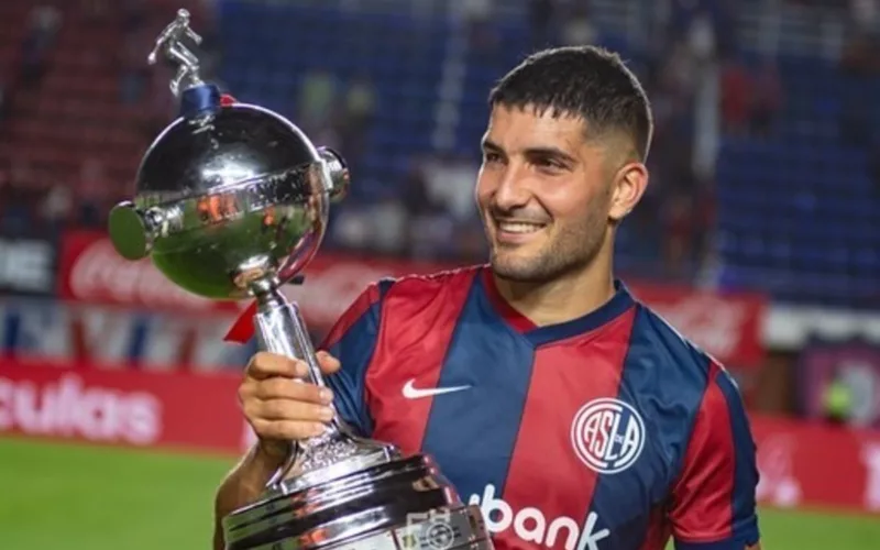 Nicolás Blandi levanta la Copa Libertadores de América con la camiseta de San Lorenzo de Almagro.