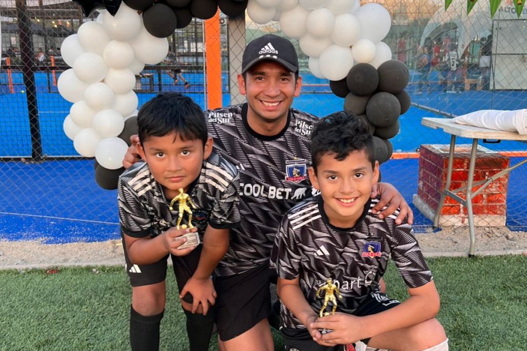 Sebastián Toro con sus hijos y la camiseta de Colo-Colo