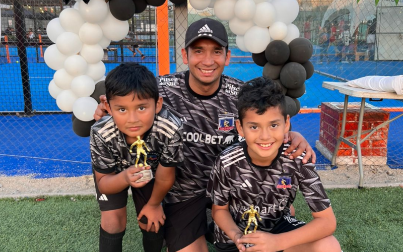 Sebastián Toro con sus hijos y la camiseta de Colo-Colo