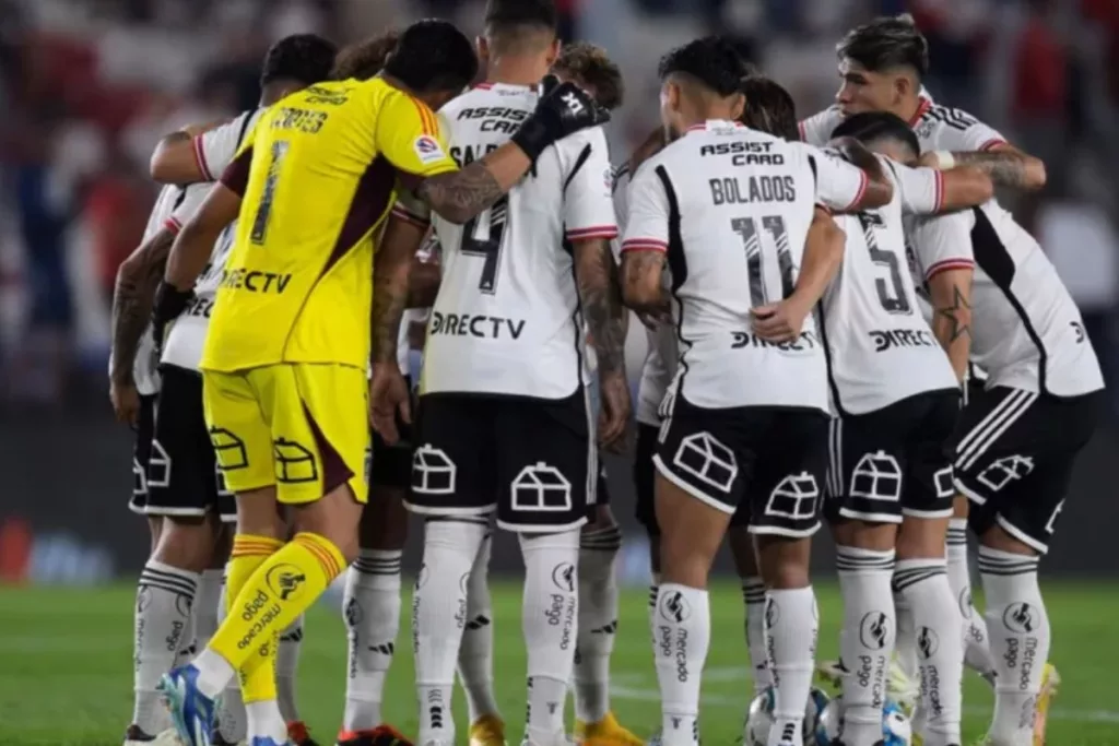 Jugadores de Colo-Colo reunidos en la cancha