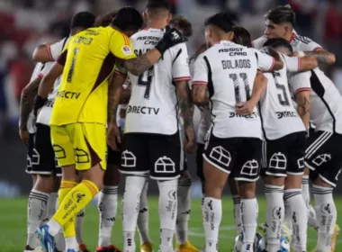 Jugadores de Colo-Colo reunidos en la cancha