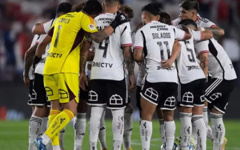 Jugadores de Colo-Colo reunidos en la cancha