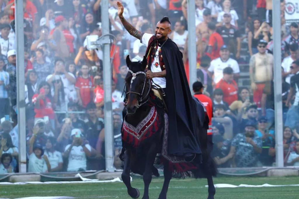 Arturo Vidal en un caballo por el Estadio Monumental.