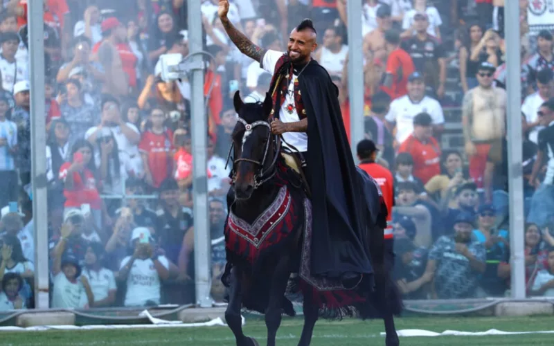 Arturo Vidal en un caballo por el Estadio Monumental.