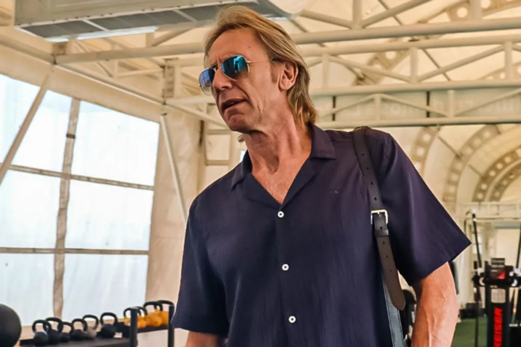Ricardo Gareca usando lentes y camisa