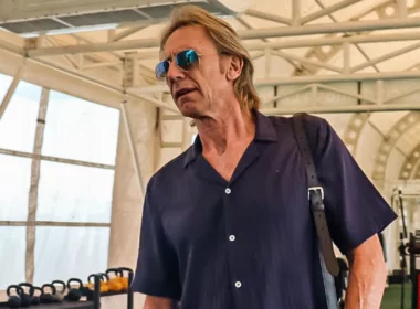 Ricardo Gareca usando lentes y camisa