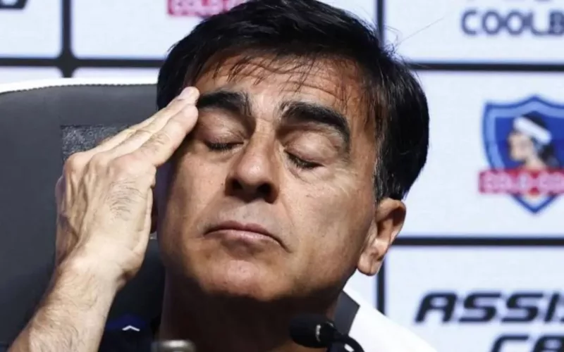 Gustavo Quinteros con los ojos cerrados