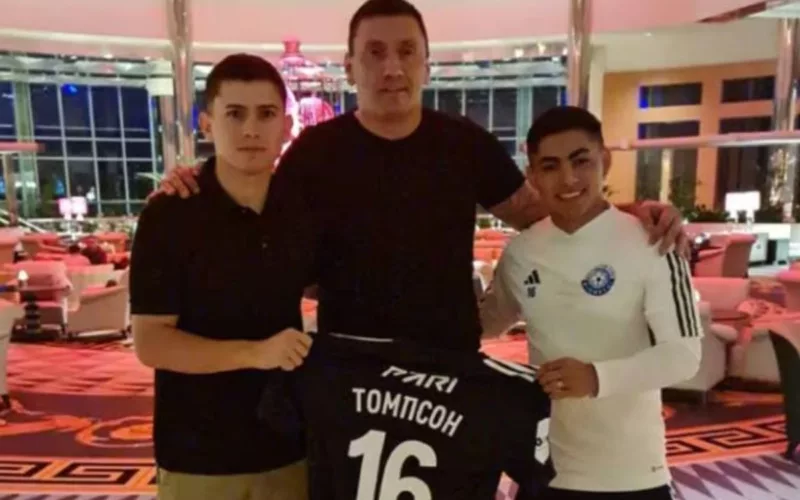 Jordhy Thompson acompañado en la presentación de su nuevo equipo