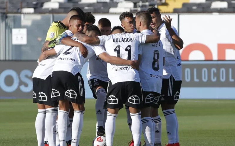 Jugadores de Colo-Colo abrazados en la cancha