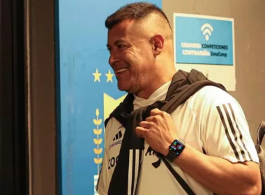 Jorge Almirón sonriendo mientras usa la camiseta blanca de Colo-Colo