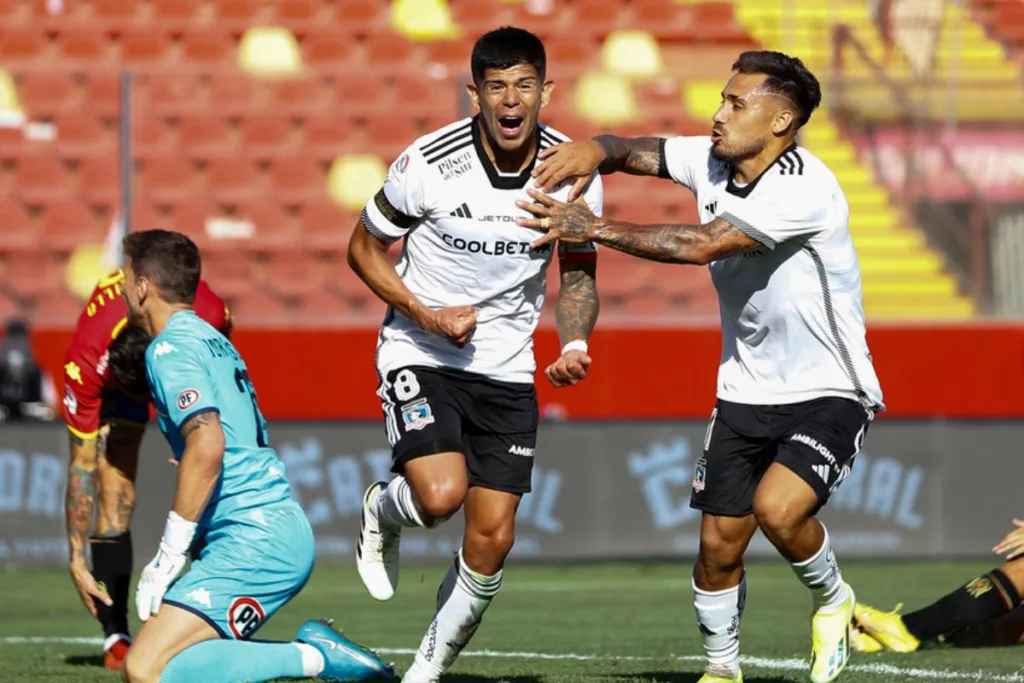 Esteban Pavez y Marcos Bolados festejando en Colo-Colo