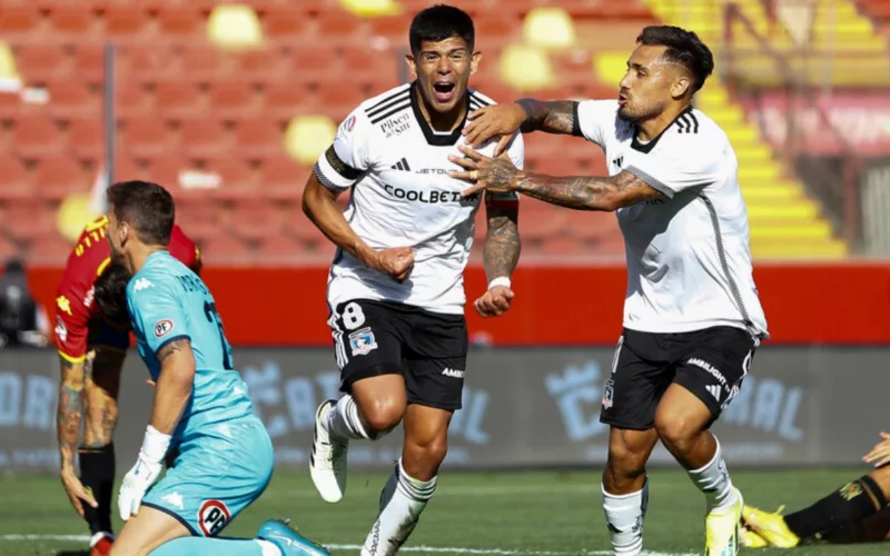 Esteban Pavez y Marcos Bolados festejando en Colo-Colo