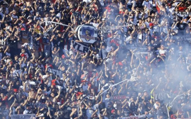 Hinchas de Colo-Colo alentando en el estadio.