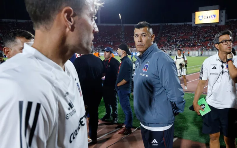 Jorge Almirón junto a sus colaboradores en a cancha.