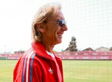 Ricardo Gareca de perfil con una sonrisa