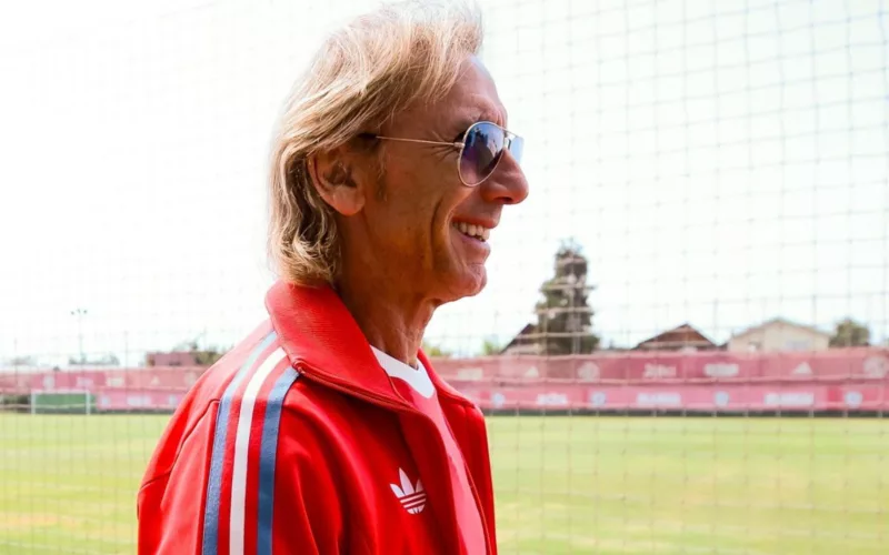 Ricardo Gareca de perfil con una sonrisa