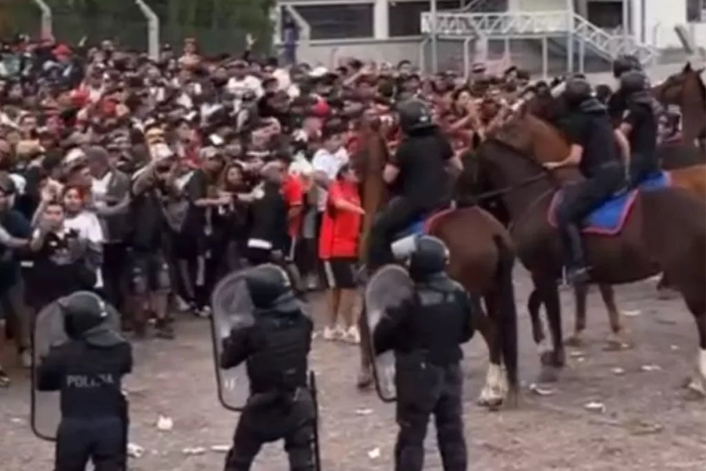 Hinchas de Colo-Colo enfrentándose con la policía.