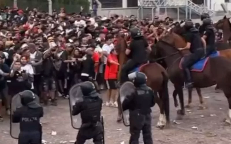 Hinchas de Colo-Colo enfrentándose con la policía.