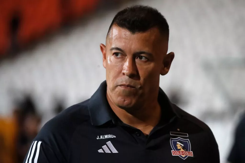 Jorge Almirón con cara de seriedad en su rol como entrenador de Colo-Colo durante la temporada 2024.