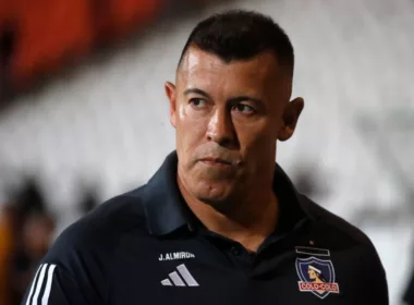 Jorge Almirón con cara de seriedad en su rol como entrenador de Colo-Colo durante la temporada 2024.