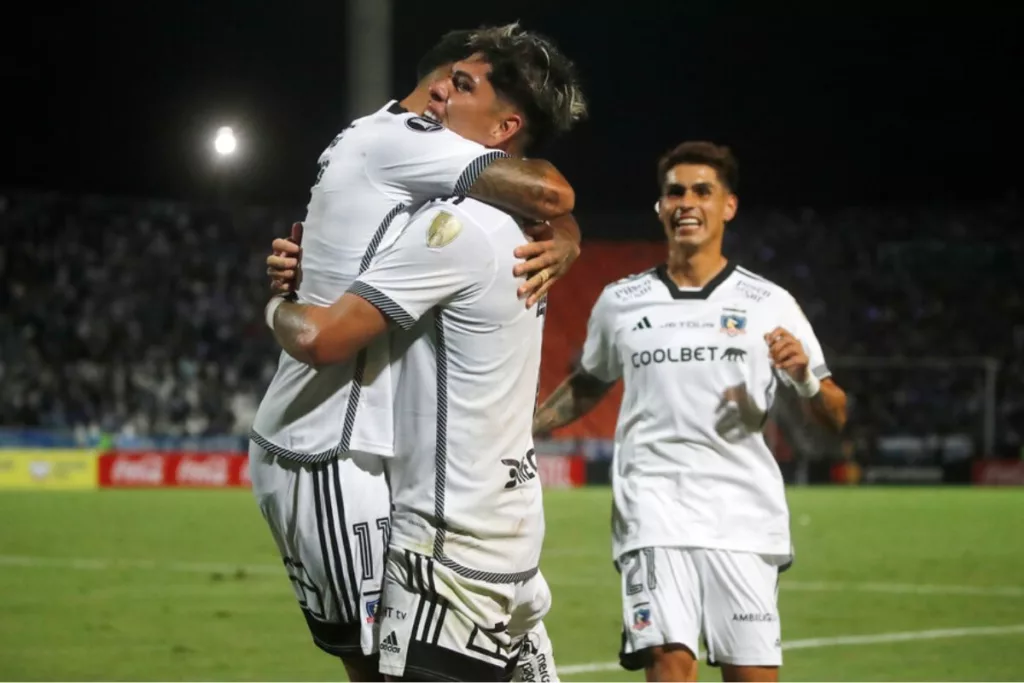 Jugadores de Colo-Colo abrazados