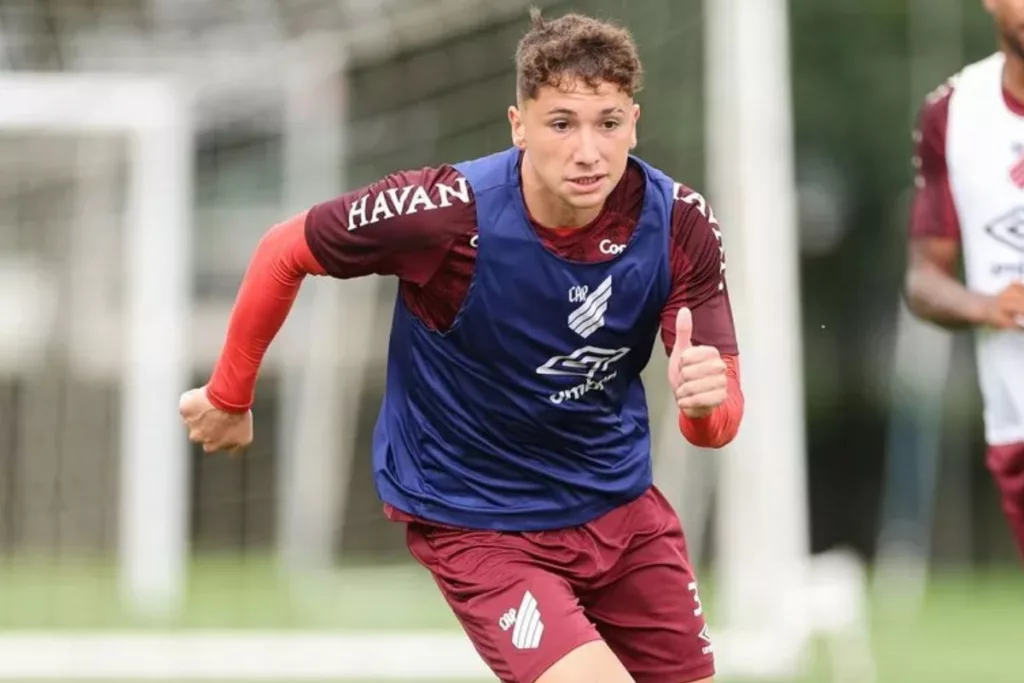 Luciano Arriagada entrenado en el Athletico Paranaense de Brasil.