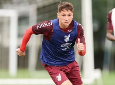 Luciano Arriagada entrenado en el Athletico Paranaense de Brasil.