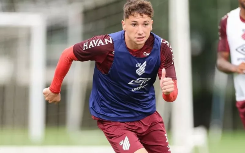 Luciano Arriagada entrenado en el Athletico Paranaense de Brasil.